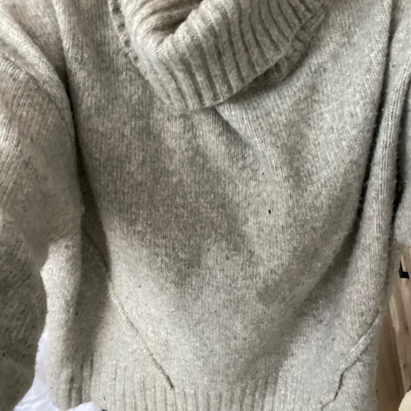 Gray turtleneck sweating with tailored stitching - Picture 10 of 11